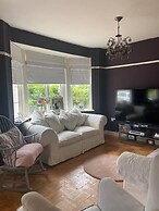Pet Friendly, Unique 4-bed Bungalow in Porthcawl