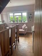 Pet Friendly, Unique 4-bed Bungalow in Porthcawl