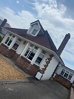 Pet Friendly, Unique 4-bed Bungalow in Porthcawl