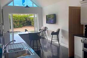 Pet Friendly, Unique 4-bed Bungalow in Porthcawl