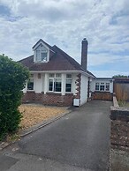 Pet Friendly, Unique 4-bed Bungalow in Porthcawl