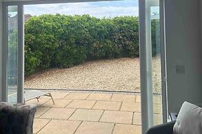 Pet Friendly, Unique 4-bed Bungalow in Porthcawl