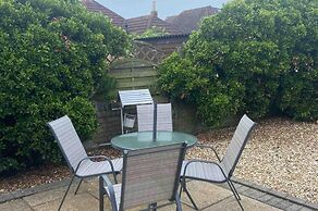 Pet Friendly, Unique 4-bed Bungalow in Porthcawl