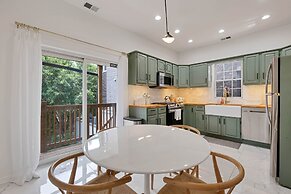 Grand Avenue APT 2/West Loop & newly renovated! by AllSet Turnover