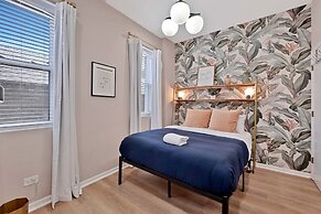 Grand Avenue APT 2/West Loop & newly renovated! by AllSet Turnover