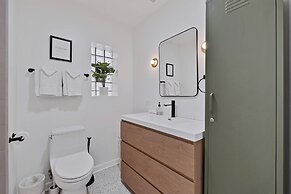 Grand Avenue APT 2/West Loop & newly renovated! by AllSet Turnover