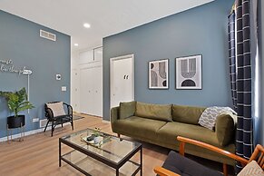 Grand Avenue APT 2/West Loop & newly renovated! by AllSet Turnover