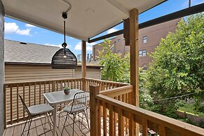 Grand Avenue APT 2/West Loop & newly renovated! by AllSet Turnover