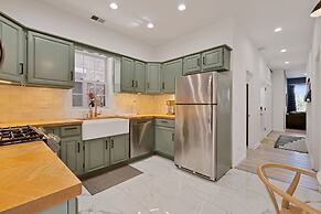 Grand Avenue APT 2/West Loop & newly renovated! by AllSet Turnover