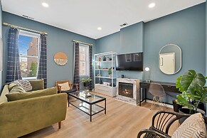 Grand Avenue APT 2/West Loop & newly renovated! by AllSet Turnover