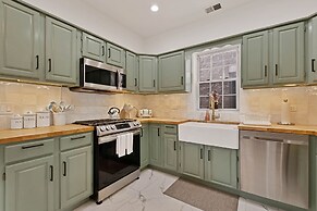 Grand Avenue APT 2/West Loop & newly renovated! by AllSet Turnover