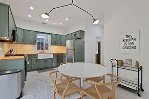 Grand Avenue APT 2/West Loop & newly renovated! by AllSet Turnover