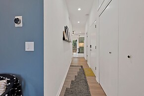 Grand Avenue APT 2/West Loop & newly renovated! by AllSet Turnover