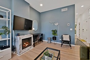 Grand Avenue APT 2/West Loop & newly renovated! by AllSet Turnover