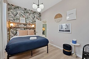 Grand Avenue APT 2/West Loop & newly renovated! by AllSet Turnover