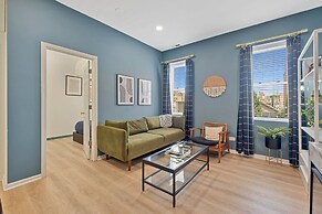Grand Avenue APT 2/West Loop & newly renovated! by AllSet Turnover