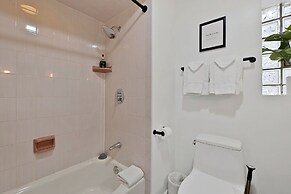 Grand Avenue APT 2/West Loop & newly renovated! by AllSet Turnover