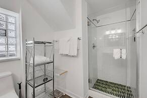 Grand Avenue APT 1/West Loop & newly renovated! by AllSet Turnover