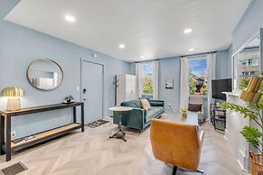 Grand Avenue APT 1/West Loop & newly renovated! by AllSet Turnover