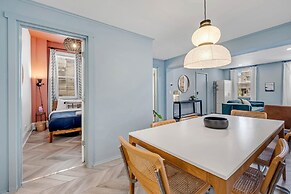 Grand Avenue APT 1/West Loop & newly renovated! by AllSet Turnover