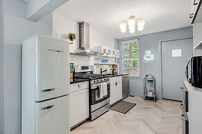 Grand Avenue APT 1/West Loop & newly renovated! by AllSet Turnover