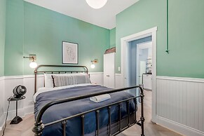 Grand Avenue APT 1/West Loop & newly renovated! by AllSet Turnover