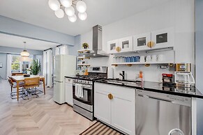 Grand Avenue APT 1/West Loop & newly renovated! by AllSet Turnover