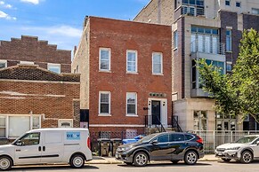 Grand Avenue APT 1/West Loop & newly renovated! by AllSet Turnover