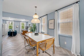 Grand Avenue APT 1/West Loop & newly renovated! by AllSet Turnover