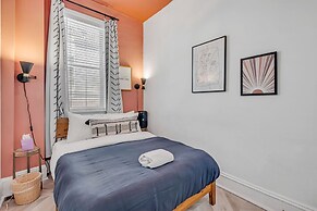 Grand Avenue APT 1/West Loop & newly renovated! by AllSet Turnover