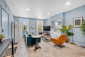 Grand Avenue APT 1/West Loop & newly renovated! by AllSet Turnover