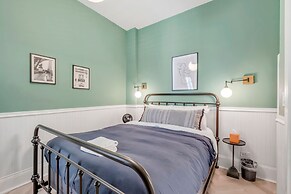 Grand Avenue APT 1/West Loop & newly renovated! by AllSet Turnover