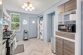 Grand Avenue APT 1/West Loop & newly renovated! by AllSet Turnover