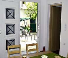 Chrismma Apartment With Private Yard, Parking