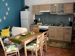 Chrismma Apartment With Private Yard, Parking