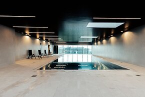Inviting Apt w Spa Fitness & Swim Pool