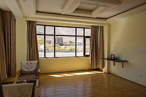 Dee Grand Marq Hotel