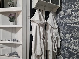 Angela's Hideaway - 2 Beds - Hot Tub - Sauna