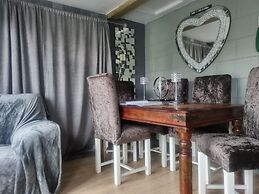 Angela's Hideaway - 2 Beds - Hot Tub - Sauna