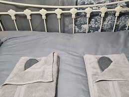 Angela's Hideaway - 2 Beds - Hot Tub - Sauna