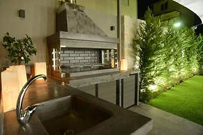 Damona 2BR Luxury Home With Garden
