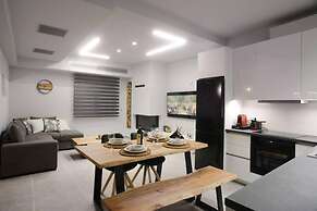 Damona 2BR Luxury Home With Garden