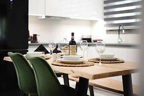 Damona 2BR Luxury Home With Garden