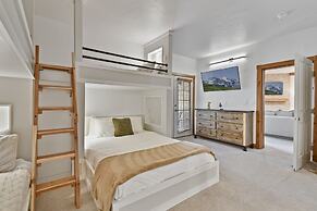 Family Getaway~pool, Tubing, Skiing, & Ice Castles Villa 1002 1 Bedroo