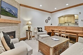 Family Getaway~pool, Tubing, Skiing, & Ice Castles Villa 1002 1 Bedroo