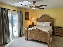 Tropical Hideaway 2 Bedroom Townhouse by RedAwning