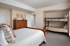 Family Getaway~hot Tub, Ice Castles & Tubing Hs 5 Bedroom Home by RedA