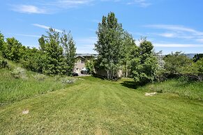 Family Getaway~hot Tub, Ice Castles & Tubing Hs 5 Bedroom Home by RedA