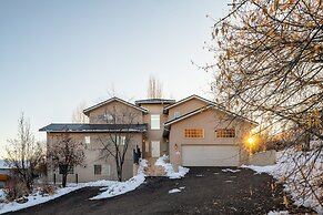 Family Getaway~hot Tub, Ice Castles & Tubing Hs 5 Bedroom Home by RedA