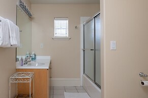 Family Getaway~hot Tub, Ice Castles & Tubing Hs 5 Bedroom Home by RedA